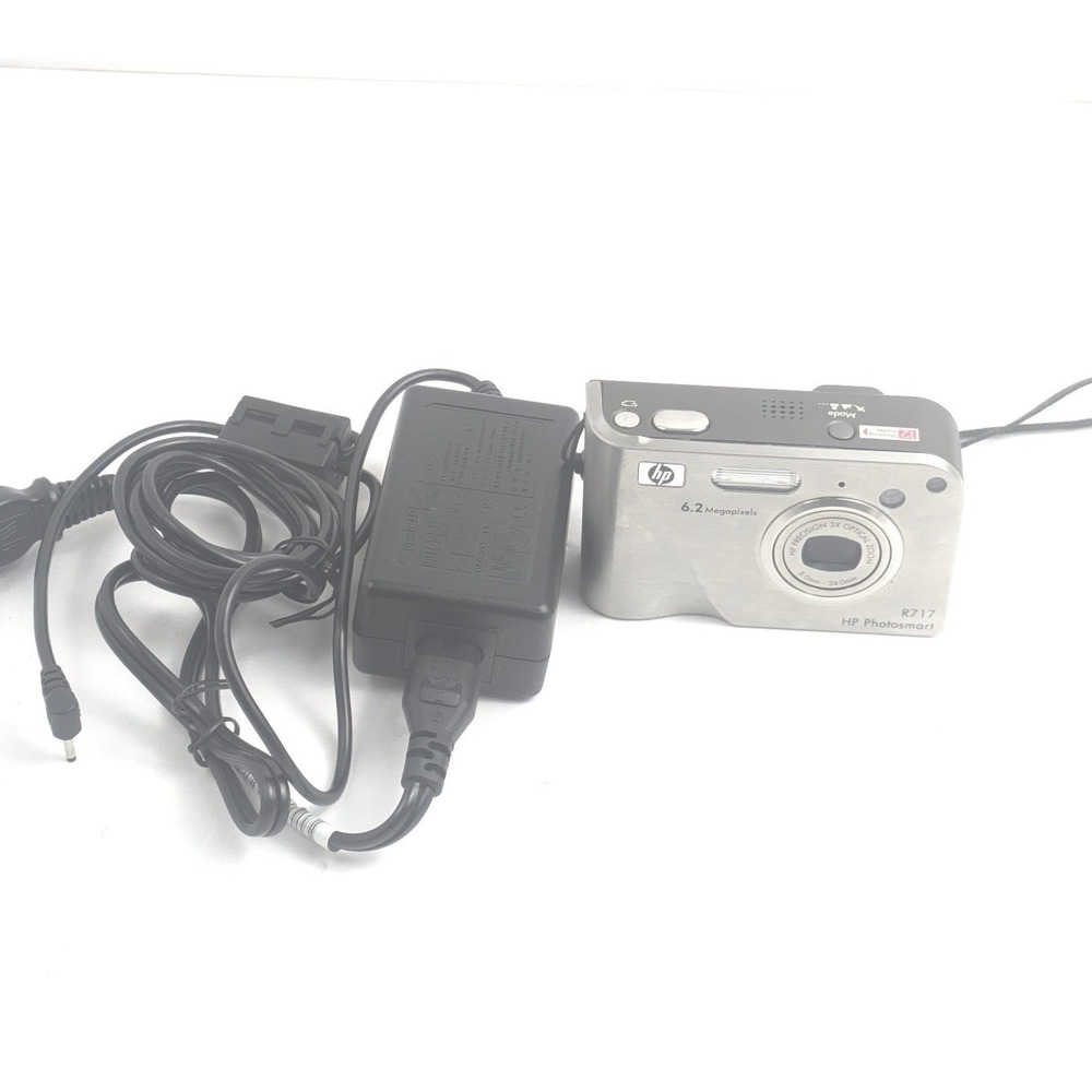HP Photosmart R717 Digital Camera 6.2 Megapixels 3x Optical Zoom Silver‎ Bundle